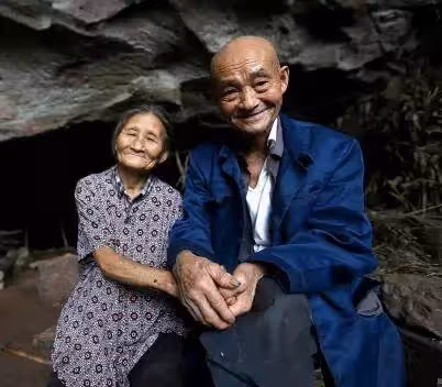貧困夫妻一輩子租不起房「喝泉水吃野菜」隱居山洞58年，培養兒成工程師兒子「搬回城市2天後悔」：雖苦但悠閒