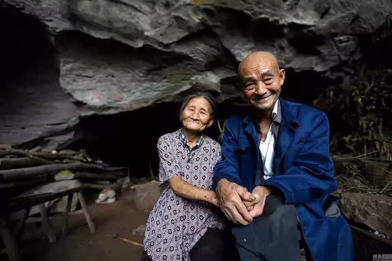 貧困夫妻一輩子租不起房「喝泉水吃野菜」隱居山洞58年，培養兒成工程師兒子「搬回城市2天後悔」：雖苦但悠閒