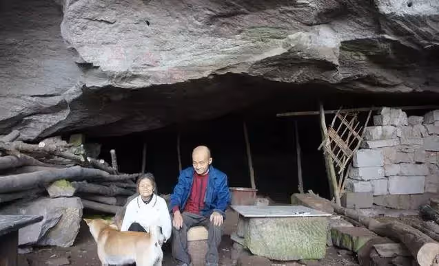 貧困夫妻一輩子租不起房「喝泉水吃野菜」隱居山洞58年，培養兒成工程師兒子「搬回城市2天後悔」：雖苦但悠閒