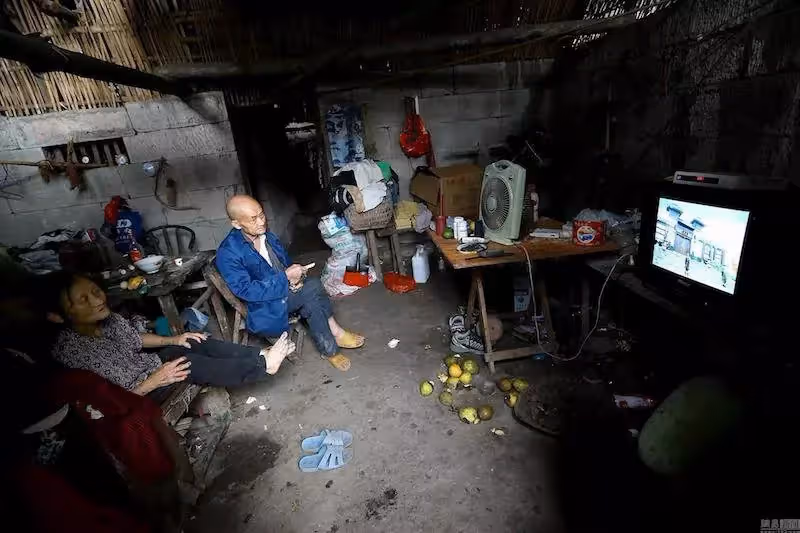 貧困夫妻一輩子租不起房「喝泉水吃野菜」隱居山洞58年，培養兒成工程師兒子「搬回城市2天後悔」：雖苦但悠閒