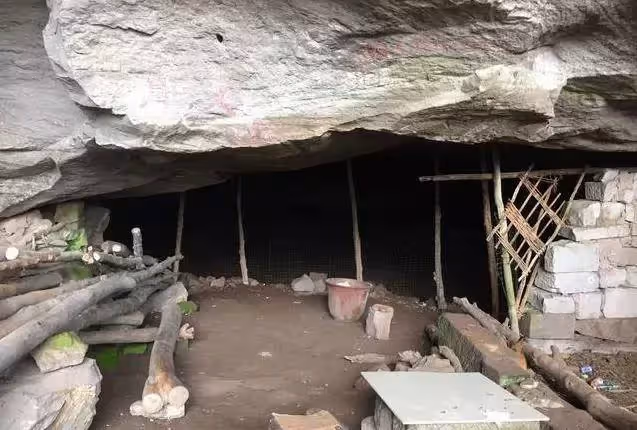 貧困夫妻一輩子租不起房「喝泉水吃野菜」隱居山洞58年，培養兒成工程師兒子「搬回城市2天後悔」：雖苦但悠閒