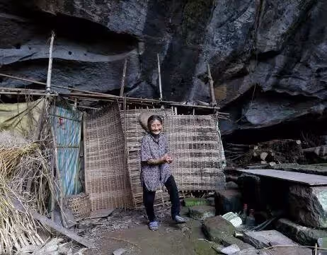 貧困夫妻一輩子租不起房「喝泉水吃野菜」隱居山洞58年，培養兒成工程師兒子「搬回城市2天後悔」：雖苦但悠閒