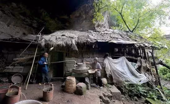 貧困夫妻一輩子租不起房「喝泉水吃野菜」隱居山洞58年，培養兒成工程師兒子「搬回城市2天後悔」：雖苦但悠閒