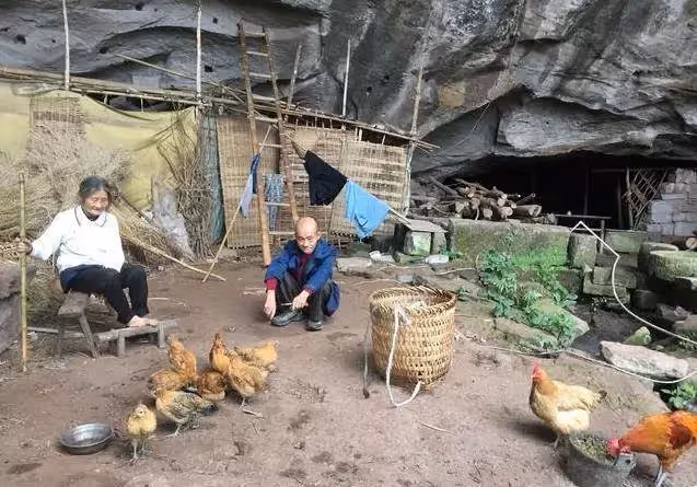 貧困夫妻一輩子租不起房「喝泉水吃野菜」隱居山洞58年，培養兒成工程師兒子「搬回城市2天後悔」：雖苦但悠閒
