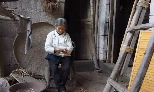 貧困夫妻一輩子租不起房「喝泉水吃野菜」隱居山洞58年，培養兒成工程師兒子「搬回城市2天後悔」：雖苦但悠閒
