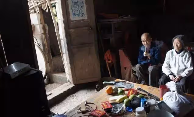貧困夫妻一輩子租不起房「喝泉水吃野菜」隱居山洞58年，培養兒成工程師兒子「搬回城市2天後悔」：雖苦但悠閒