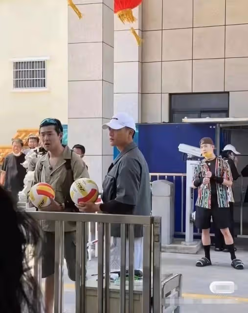 黃子韜錄綜藝被攔校外,報大名反遭門衛怒懟,圍觀路人表情引爆笑