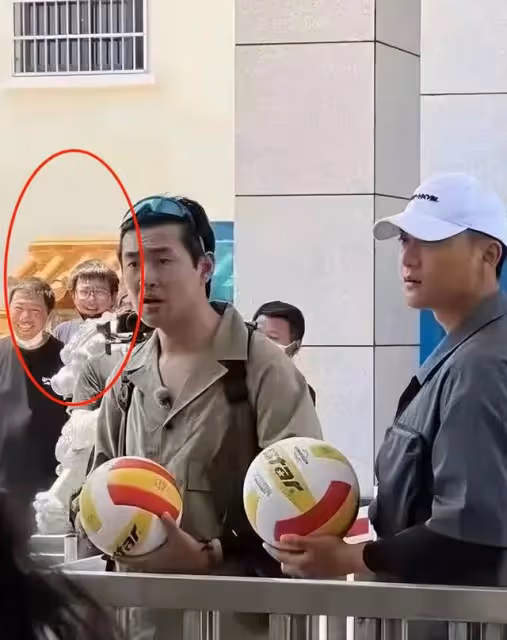黃子韜錄綜藝被攔校外,報大名反遭門衛怒懟,圍觀路人表情引爆笑