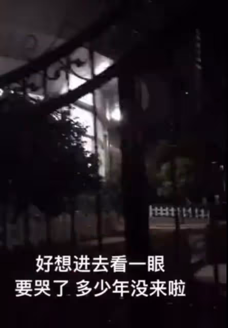 黃子韜錄綜藝被攔校外,報大名反遭門衛怒懟,圍觀路人表情引爆笑