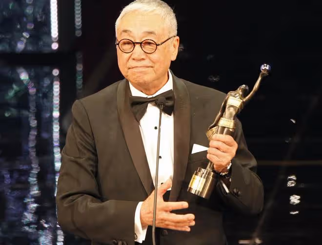 87歲曾江去世！最後畫面曝光，現身國外小店精神好，與年輕人熱聊