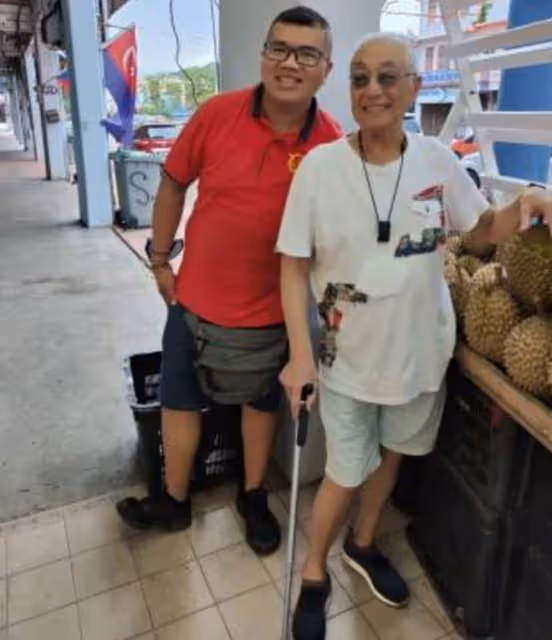 87歲曾江去世!最後畫面曝光,現身國外小店精神好,與年輕人熱聊