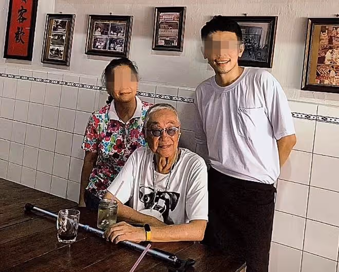 87歲曾江去世!最後畫面曝光,現身國外小店精神好,與年輕人熱聊