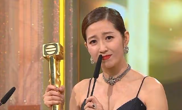 直認好激烈！TVB知名女星與小生搭檔拍激吻戲，太投入險撞爆牙齒