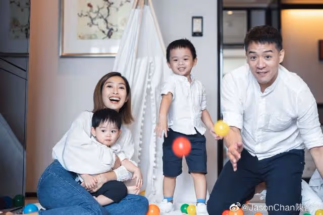 TVB離巢夫妻檔近況曝光,男方曬超40隻珍藏名表,轉做KOL月入60萬