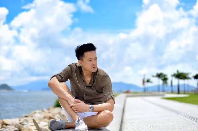 TVB離巢夫妻檔近況曝光,男方曬超40隻珍藏名表,轉做KOL月入60萬