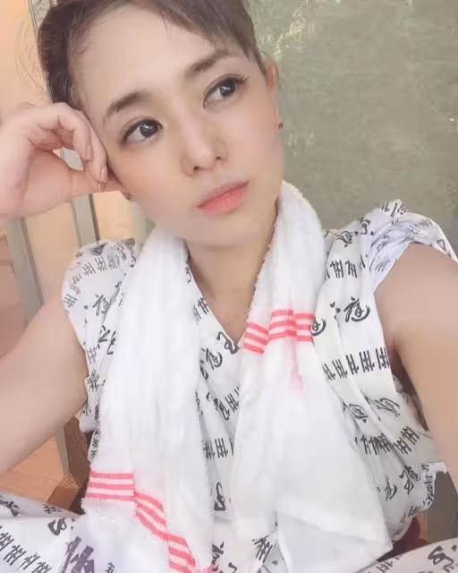 38歲蒼井空穿浴袍帶雙胞胎泡溫泉,皮膚細膩光滑,產後恢復如初