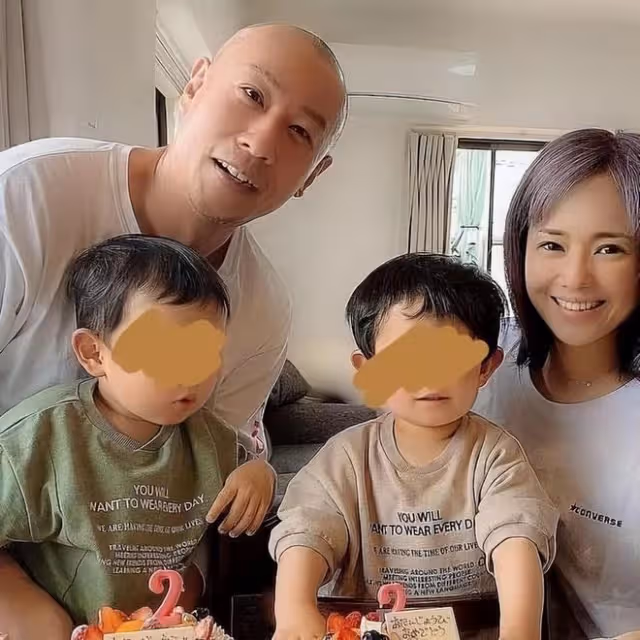 38歲蒼井空穿浴袍帶雙胞胎泡溫泉，皮膚細膩光滑，產後恢復如初