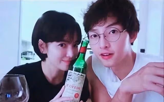 有復婚可能?宋仲基和宋慧喬的合照還在家裡,女方似乎也沒有放下