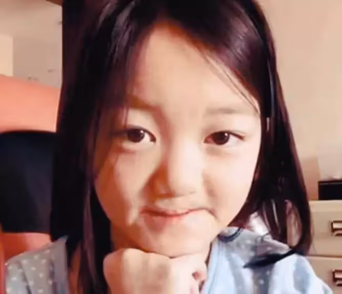 李嫣大方秀「正臉照」!嘴唇與常人無異,染回一頭黑髮秒變乖巧❤