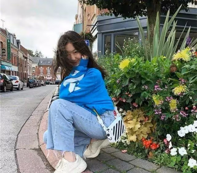 李嫣大方秀「正臉照」!嘴唇與常人無異,染回一頭黑髮秒變乖巧❤