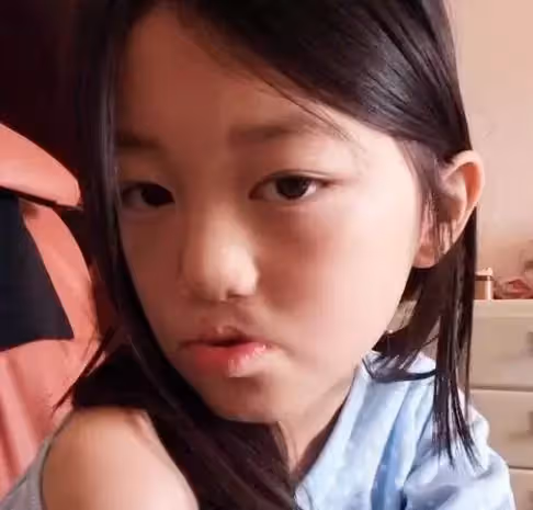 李嫣大方秀「正臉照」!嘴唇與常人無異,染回一頭黑髮秒變乖巧❤