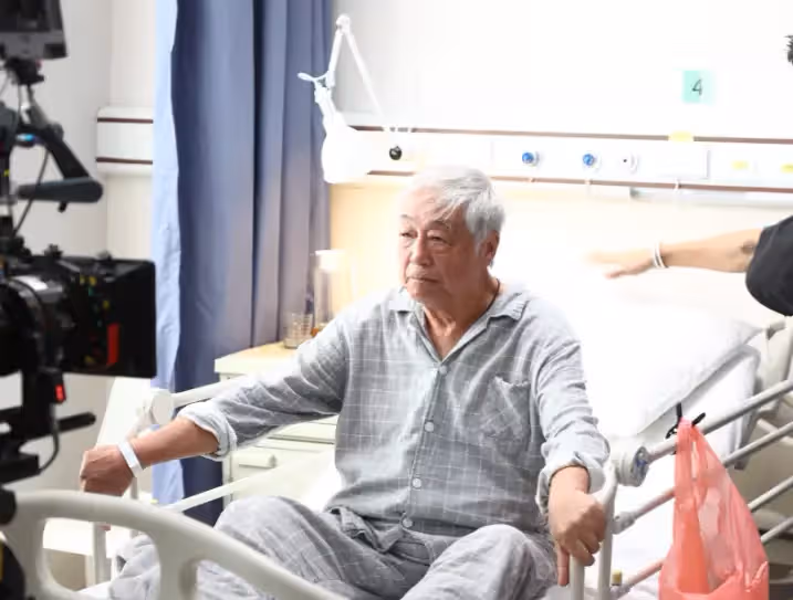 曾江猝逝現場畫面曝光：遺體被大車拖走，死前胸口痛讓女兒送藥