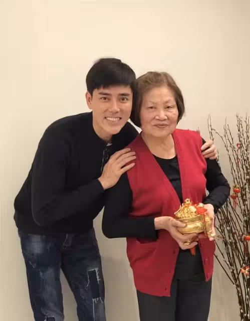 丁力騏背千萬債還顧病母,坦言「沒八點檔找我,全年零收入」照當孝子「陪媽洗頭買菜」不敢讓母知:不想讓媽媽擔心