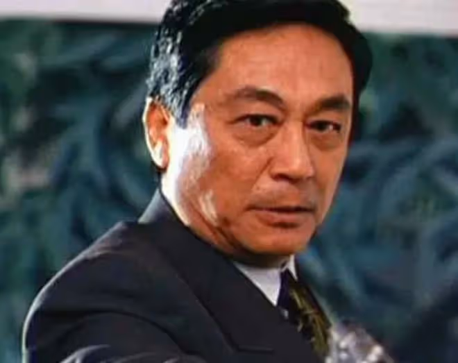 76歲秦漢近況曝光，不愛出門在家追劇陪孫女，自覺變醜不願照鏡子