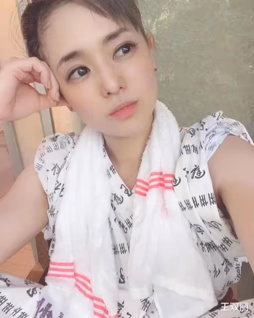 隱退許久的蒼井空帶雙胞胎兒子泡溫泉 身材比之前好太多 太好看了