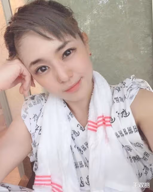隱退許久的蒼井空帶雙胞胎兒子泡溫泉 身材比之前好太多 太好看了