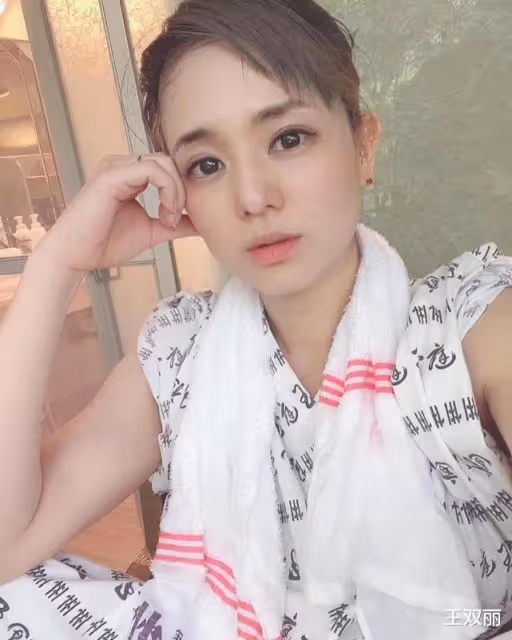 隱退許久的蒼井空帶雙胞胎兒子泡溫泉 身材比之前好太多 太好看了