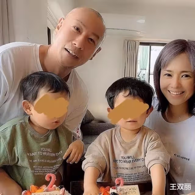 隱退許久的蒼井空帶雙胞胎兒子泡溫泉 身材比之前好太多 太好看了