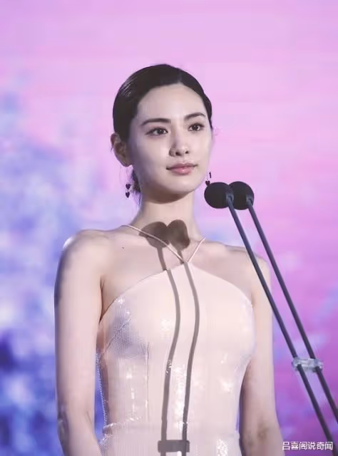 「世界第一美女」長啥樣？穿人魚裙美到犯規，堪稱行走的乳膠娃娃