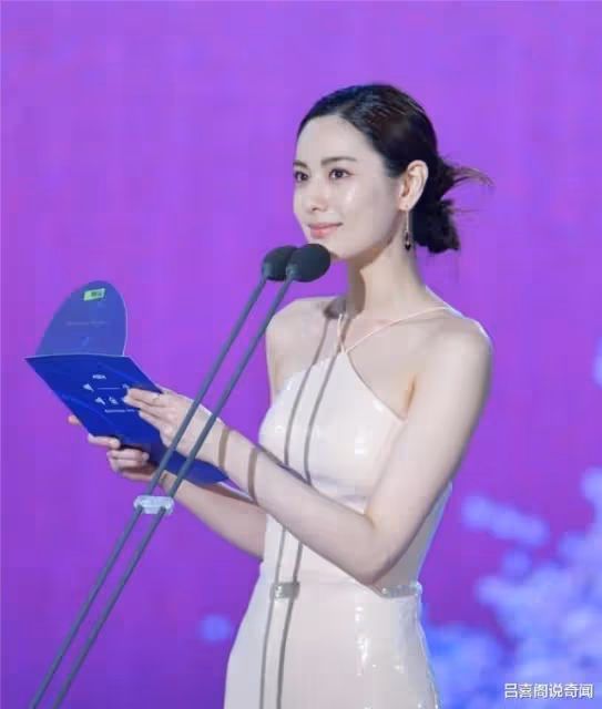 「世界第一美女」長啥樣？穿人魚裙美到犯規，堪稱行走的乳膠娃娃