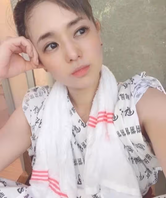 38歲蒼井空顏值如少女，帶雙胞胎泡溫泉身材好，嫁光頭老公很幸福