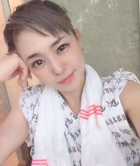 38歲蒼井空顏值如少女，帶雙胞胎泡溫泉身材好，嫁光頭老公很幸福