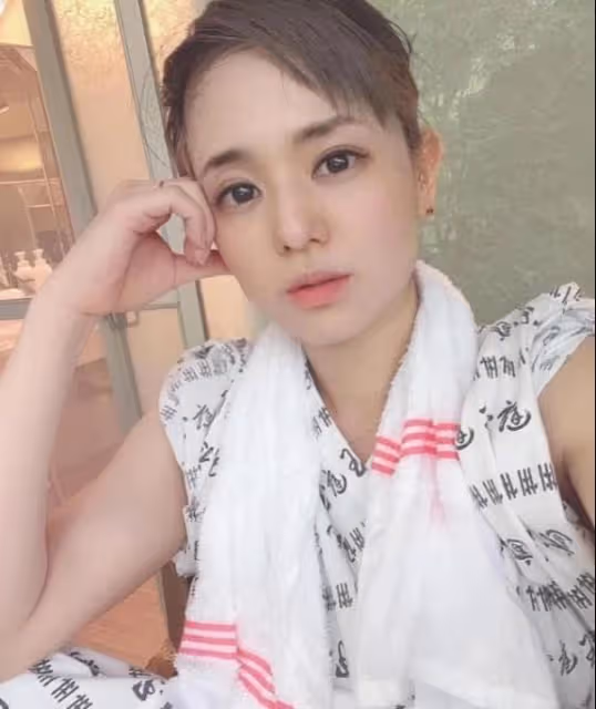 38歲蒼井空顏值如少女，帶雙胞胎泡溫泉身材好，嫁光頭老公很幸福