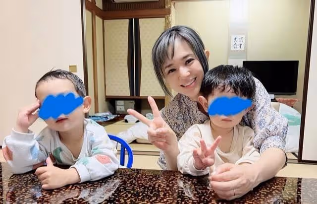 38歲蒼井空顏值如少女，帶雙胞胎泡溫泉身材好，嫁光頭老公很幸福