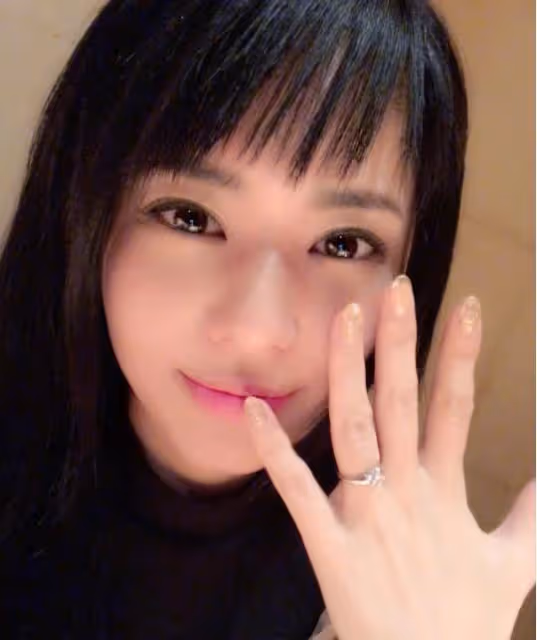 38歲蒼井空顏值如少女，帶雙胞胎泡溫泉身材好，嫁光頭老公很幸福