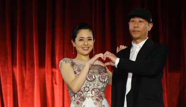 38歲蒼井空顏值如少女，帶雙胞胎泡溫泉身材好，嫁光頭老公很幸福