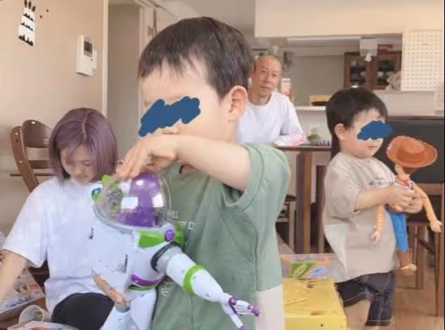 38歲蒼井空顏值如少女，帶雙胞胎泡溫泉身材好，嫁光頭老公很幸福