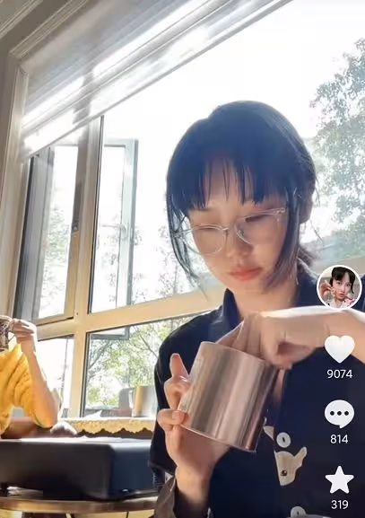 黃齡穿緊身褲宅家熱舞，身上一件T恤要四千，背後兩層豪宅搶鏡