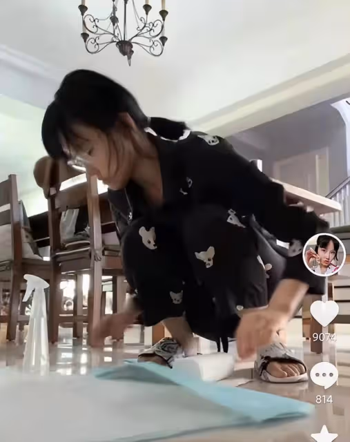 黃齡穿緊身褲宅家熱舞，身上一件T恤要四千，背後兩層豪宅搶鏡