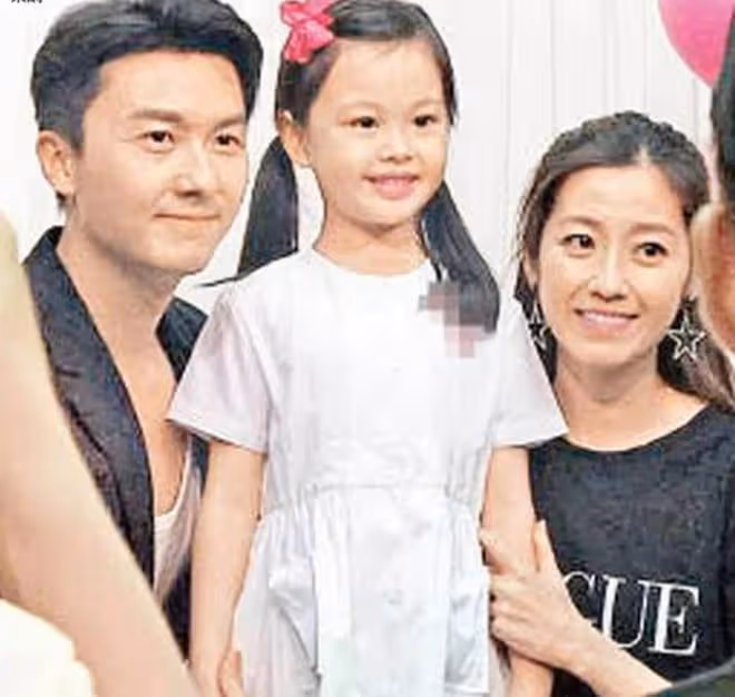 陳自瑤為愛女慶10歲笑開懷！曬照露無戒手指，王浩信未現身引猜測