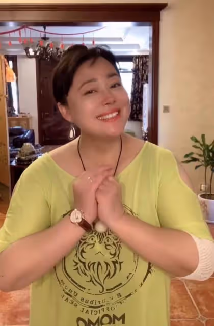 患癌女星李菁菁家中跳舞！手纏繃帶渾身珠寶，曬豪宅內景玉佛矚目