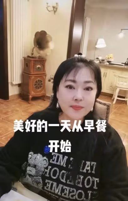 患癌女星李菁菁家中跳舞！手纏繃帶渾身珠寶，曬豪宅內景玉佛矚目