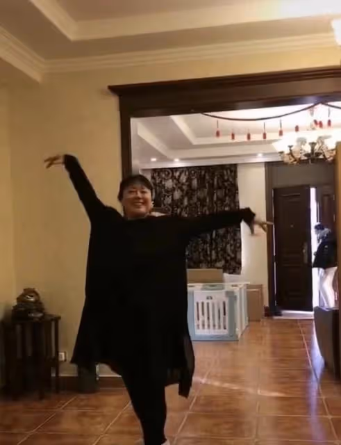 患癌女星李菁菁家中跳舞！手纏繃帶渾身珠寶，曬豪宅內景玉佛矚目