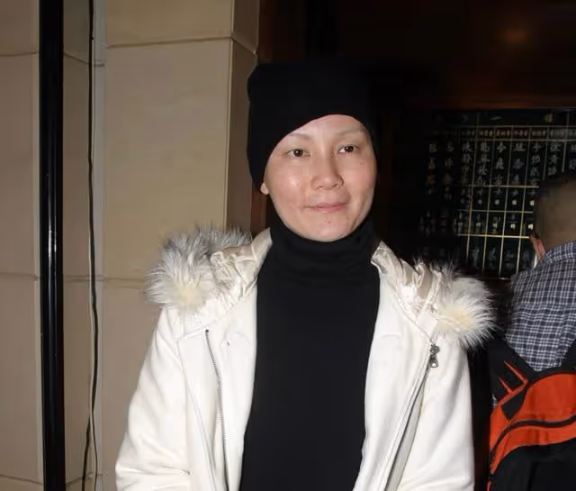 香港知名女星宣布退出娛樂圈！疑乳腺癌復發，包頭巾出鏡身材消瘦