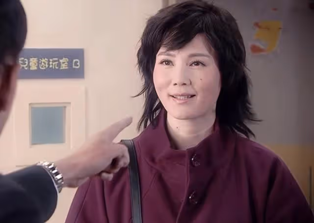 香港知名女星宣布退出娛樂圈！疑乳腺癌復發，包頭巾出鏡身材消瘦