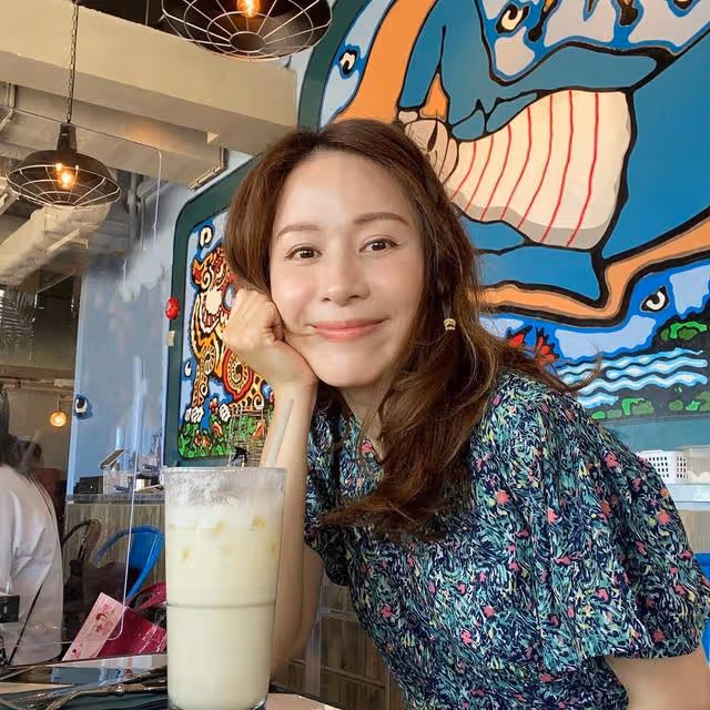 46歲香港知名女星近照美艷動人!復出做網紅,被傳遭富商丈夫家暴